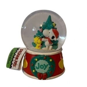 NWT. PEANUTS Snoopy Woodstock Holiday Snowglobe SEE DESCRIP